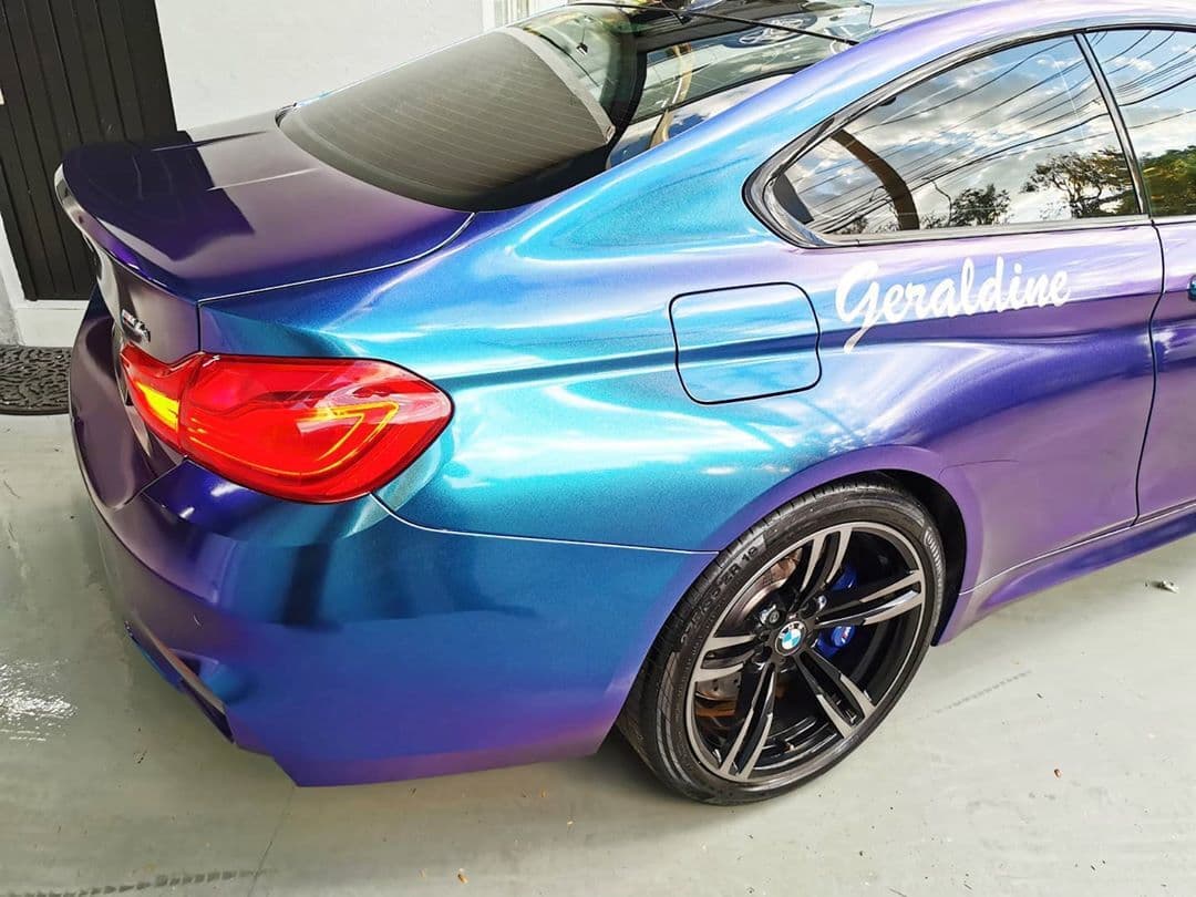 “Geraldine. Gracias por las atenciones @hectorautodetailing“, escribió el cantante a lado de varias fotos con su coche.