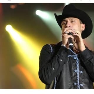 Su primer álbum de estudio fue "Amor Que Muere", de 1998. En total lanzó 12 discos. El grupo musical con el que trabajaba era la Banda Guasaveña.