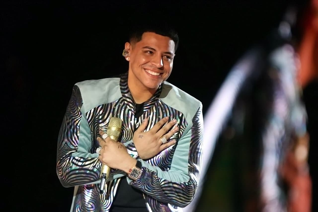 Daisy Anahy, esposa de Eduin Caz, reveló lo que Grupo Firme hace con los calzones que les avientan durante un concierto.