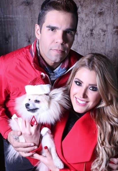 Junto con Emir, la actriz tiene un perrito llamado Mickey que, además, tiene su propia cuenta de Instagram.