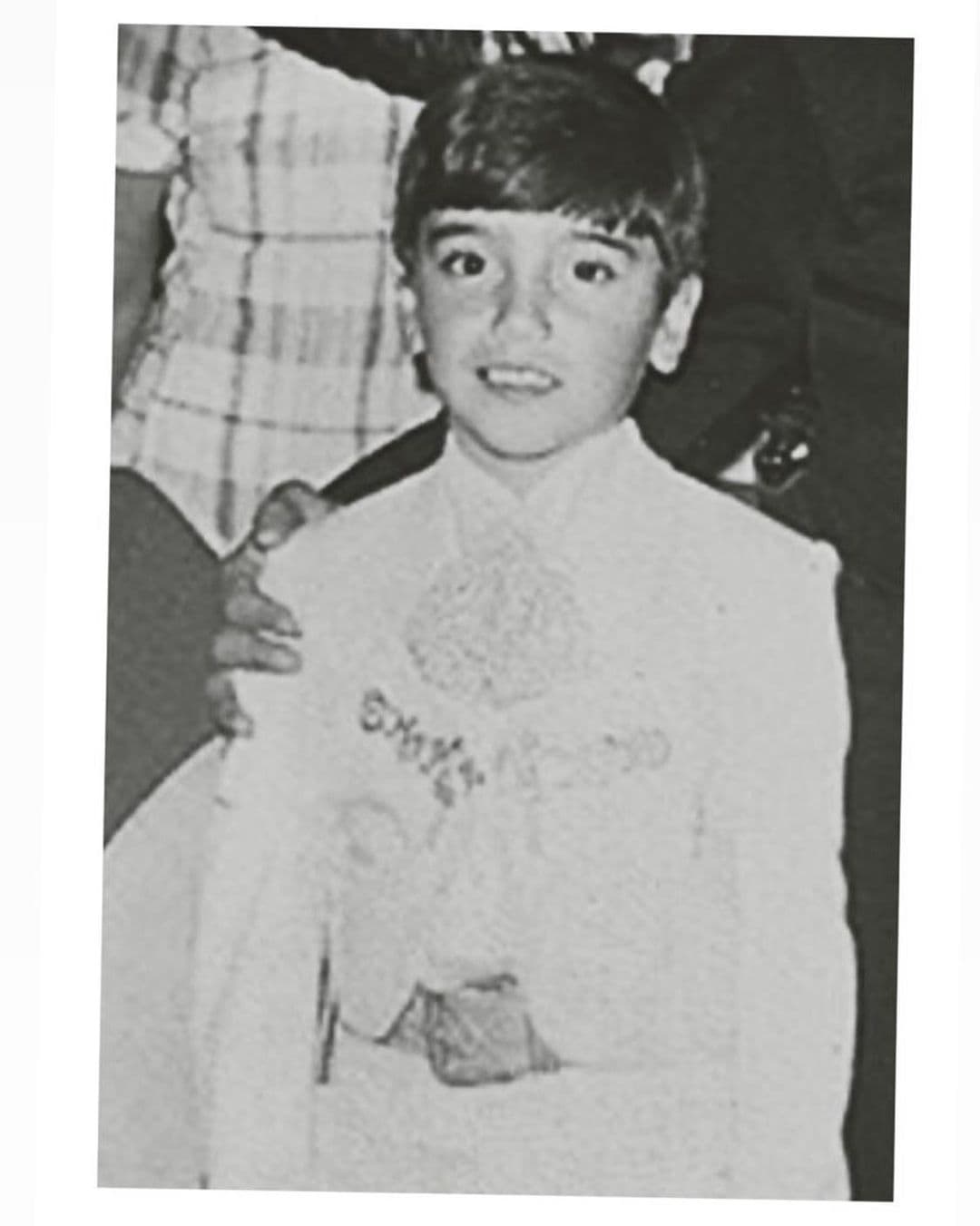 Desde muy pequeño, Alejandro fue adentrado en la cultura charra y el regional mexicano. En esta foto se le puede ver durante lo que él llamó "su primera comunión charra", cuando tenía unos 5 años. Fue también en ese entonces que participó en la película '
<i>Picardía mexicana'.</i>