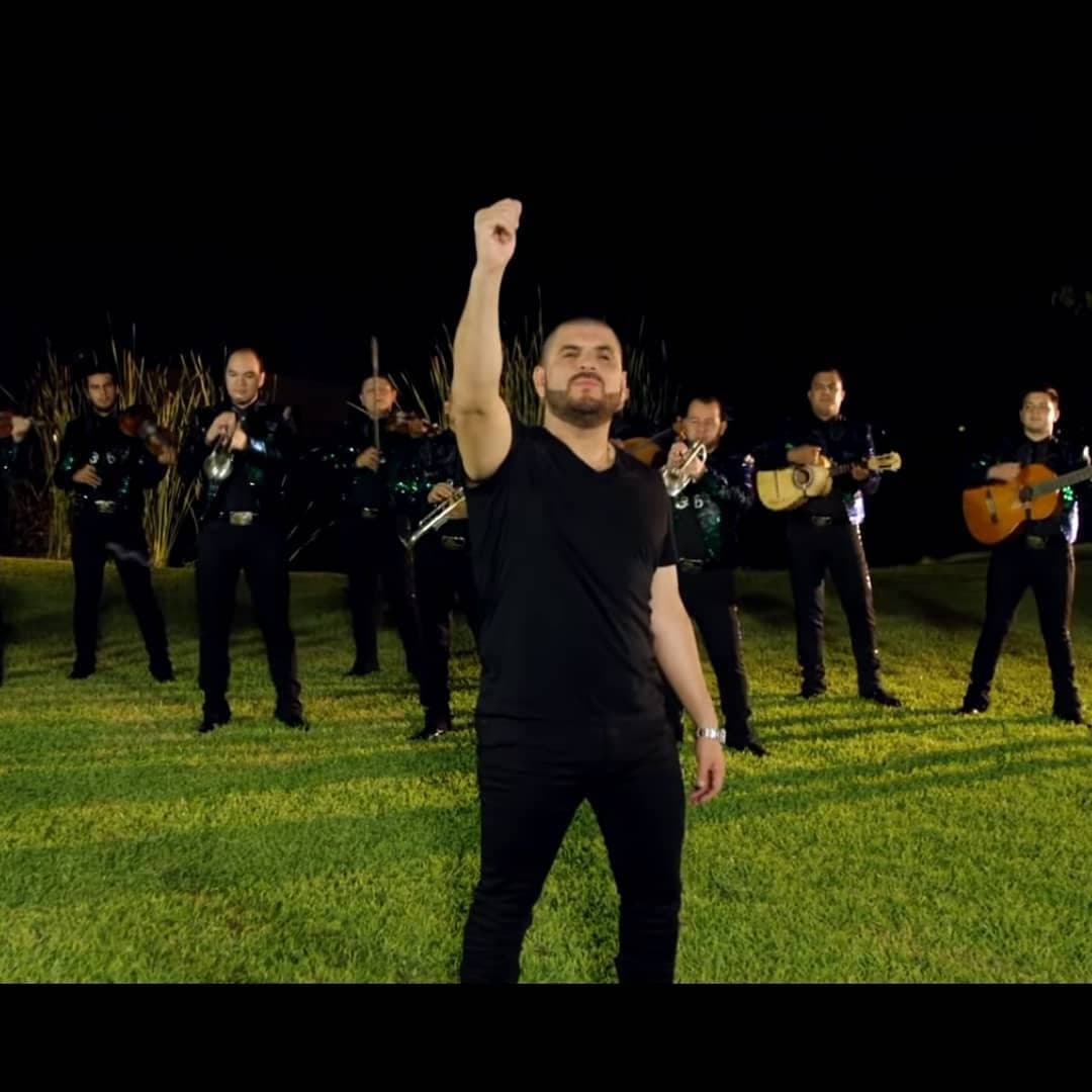 El Komander, es uno de los cantantes y compositores más famosos por sus corridos, aunque también se especializa en la banda, norteño y mariachi. Lanzó recientemente su éxito “Cómo Se Te Ocurre”, el cual a poco días de haber salido, ya cuenta más de 700 mil reproducciones.