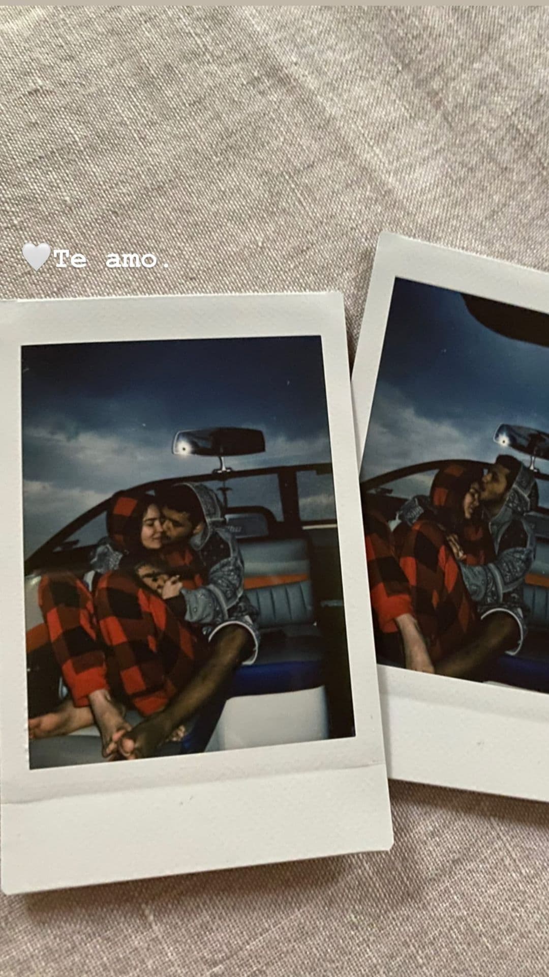 Christian Nodal y Belinda lucen juntos y enamorados en esta imagen.