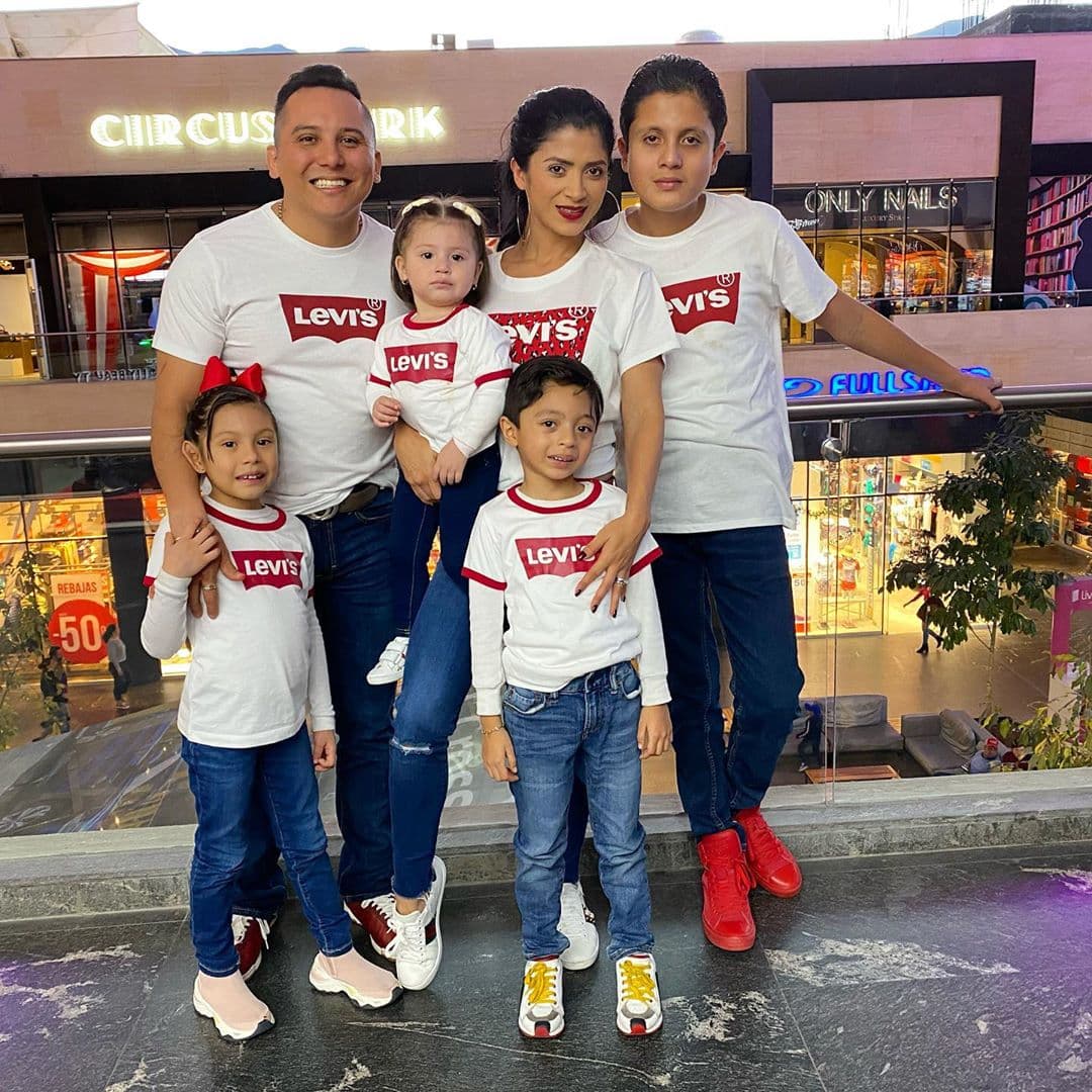 Es así como Edwin Luna, Kimberly Flores y sus cinco hijos han formado una hermosa familia, la cual presumen constantemente en redes sociales.