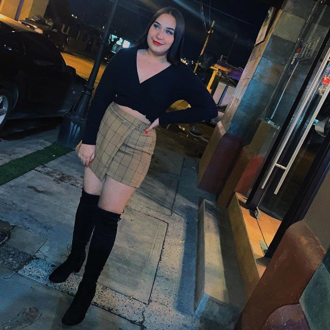 Valentina Elizalde, a sus 16 años ha seguido los pasos de su padre, al tener varios temas musicales en su canal de YouTube y ha tenido la oportunidad de cantar con La Adictiva.