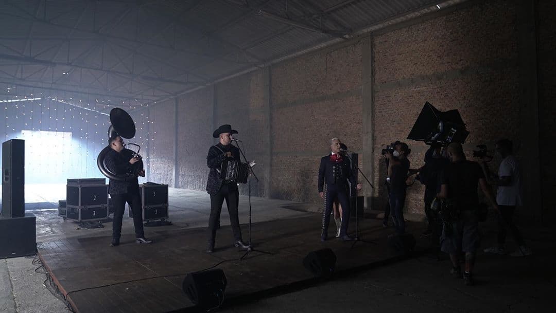 "Quiero decirles que estoy muy feliz, muy emocionado y muy contento de poderles decir que el tema 'Decepciones' que me grabó a mí como autor, Alejandro Fernández, pues se convirtió todavía en mucho más, no solamente en el éxito que ya es, porque es una canción grande, siempre lo he dicho, sino que también, ya oficialmente, hay un dueto entre Alejandro Fernández y Calibre 50 en el cual vamos a cantar esta canción juntos y pues estoy bien emocionado", contó Edén a sus seguidores de Instagram.