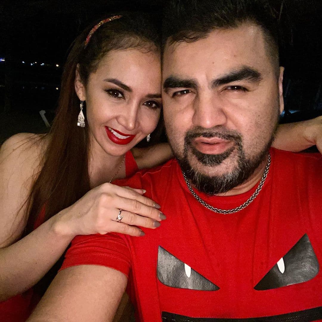 "Felices 2 meses de matrimonio mi preciosa no existe un solo día que no te diga un te amo gracias a Dios podemos disfrutar de muchas cosas juntos, Dios me permita a tu lado estar hasta el último dia de nuestras vidas", celebró el ex vocalista de El Recodo.