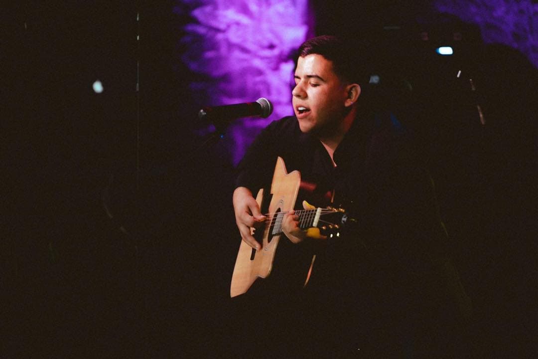 Ruben toca la guitarra y le gustaría aprender a tocar el piano.