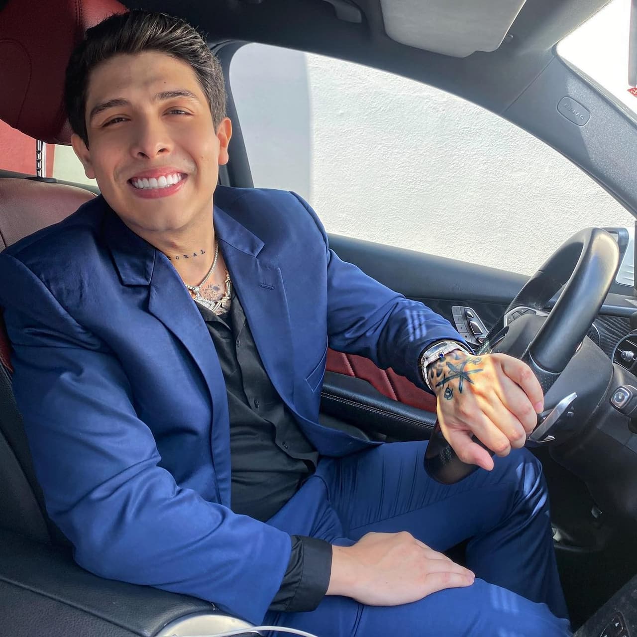 Cornelio Vega Jr. sufre accidente automovilístico.