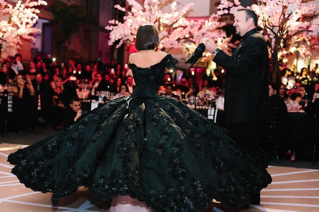La cantante celebró sus 15 años con varios vestidos envidiables. Su evento también estuvo lleno de música e invitados de lujo