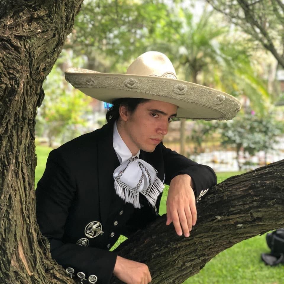 Las buenas noticias no paran para Alejandro Fernández, quien el pasado 14 de febrero confirmó que se presentará junto a su padre en su tour mundial.