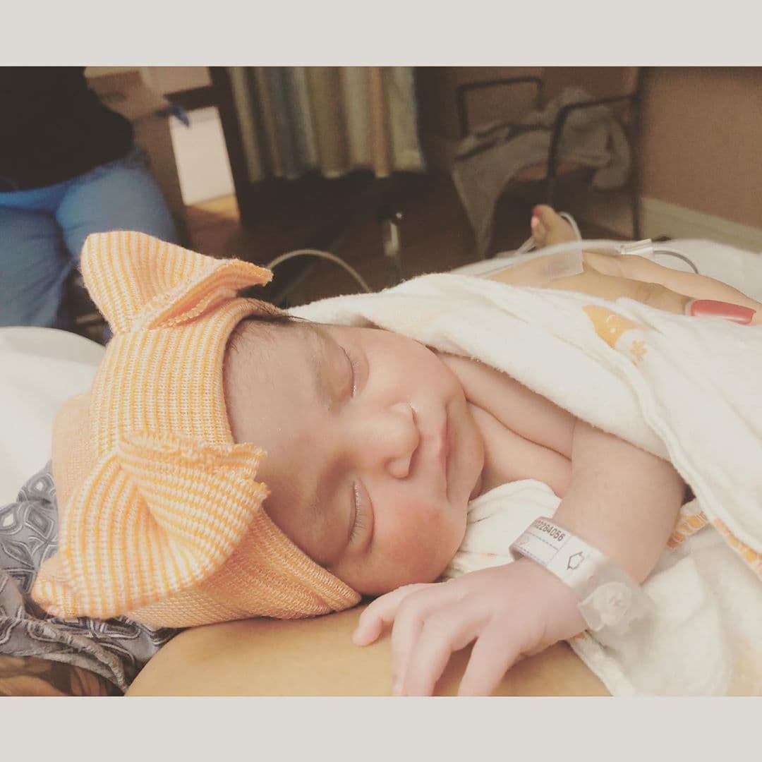 “¡Te quiero mucho nena! El primer llanto que escuché me hizo llorar de felicidad. Estás en mis brazos y estoy lista para crecer contigo y amarte. Mi bebé arcoíris”, finalizó.