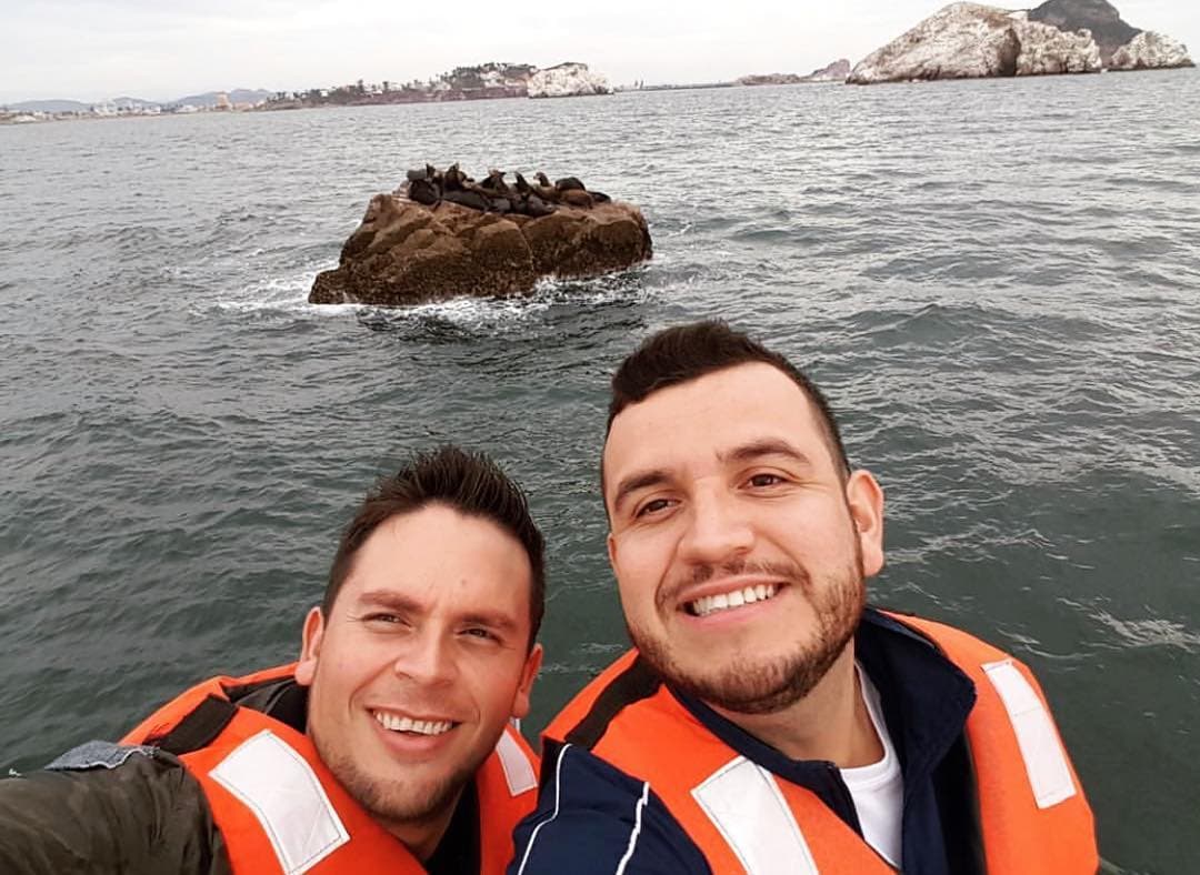 Los integrantes de Calibre 50, Edén Muñoz y Alejandro Gaxiola, presumieron una foto en su cuenta de Instagram, a lado de un grupo de focas.
