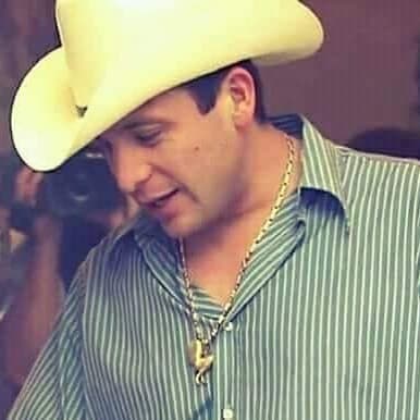 Se casó con Gabriela Sabag en 1999. Un año después nació su primera hija, Gabriela Elizalde Sabag.