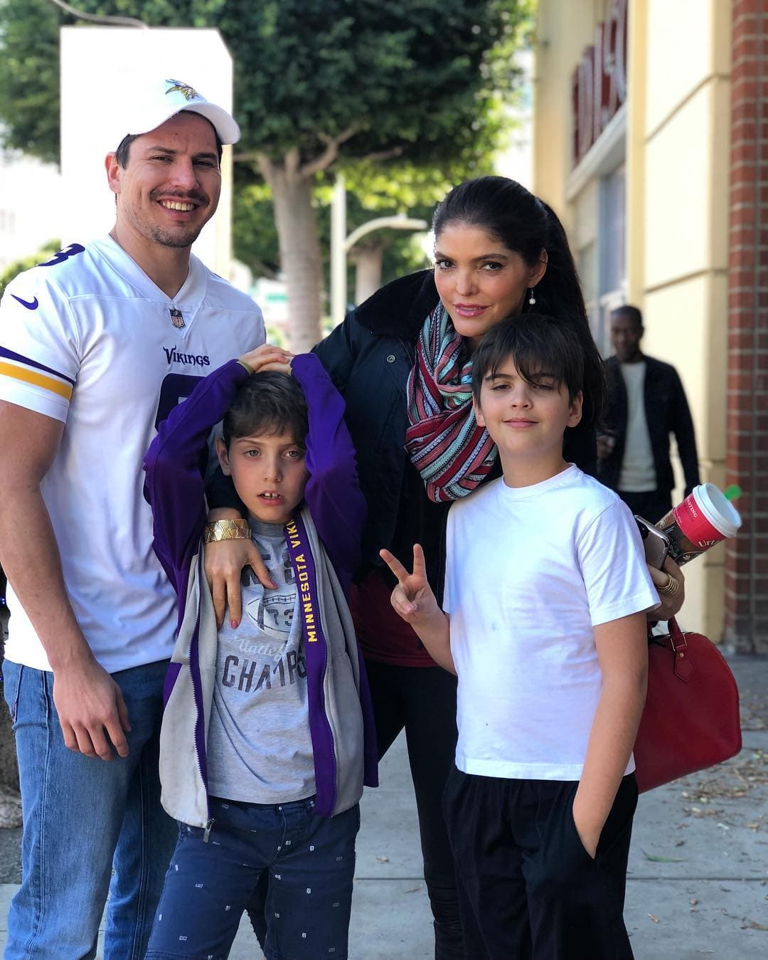 Miembros de la familia de Ana Bárbara, así como de la comunidad del regional mexicano han expresado sus felicitaciones por la próxima unión de la pareja.