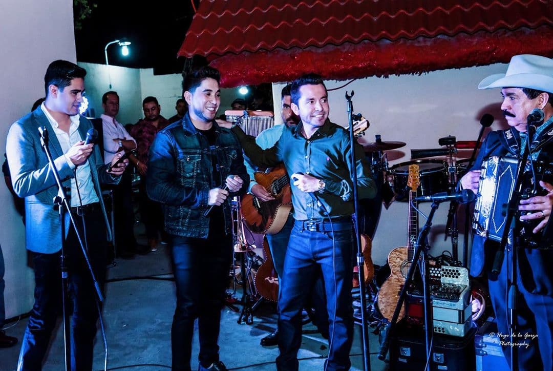 También, El Bebeto, uno de los mejores amigos de Memo Garza, estuvo presente en la fiesta y se echó varias canciones con Garza.