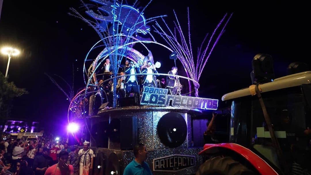 La agrupación sinaloense compartió varias imágenes en sus redes sociales, demostrando lo felices que fueron al participar en el primer desfile.