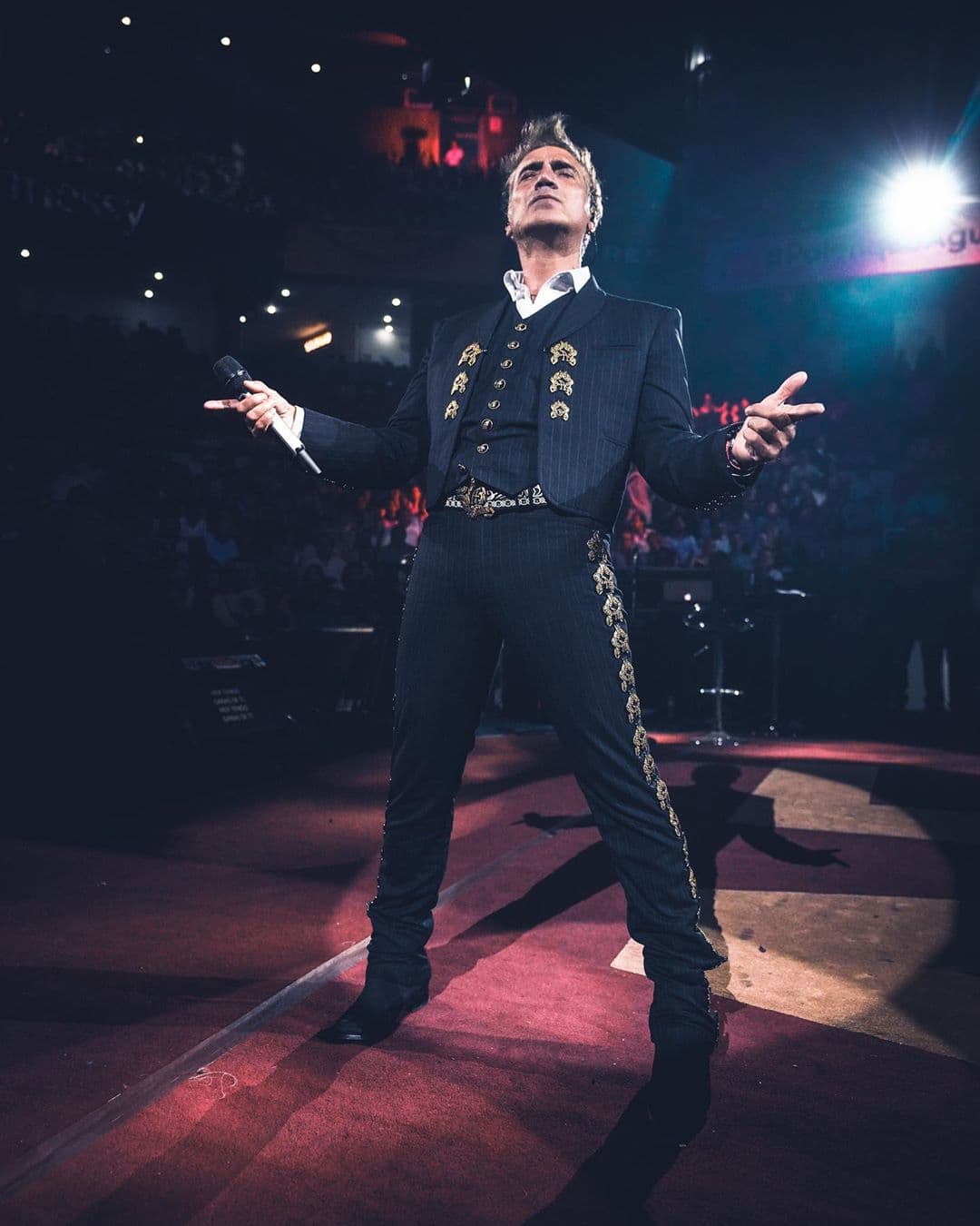 Alejandro Fernández estrenará el 14 de febrero su último disco "Hecho En México", con el que regresa a sus orígenes musicales.