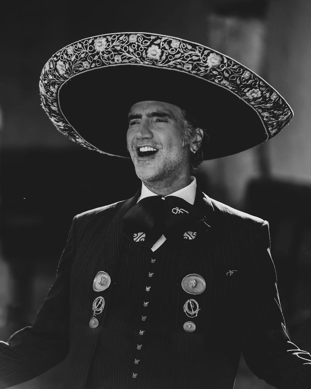 Alejandro Fernández y Mon Laferte relatan una apasionante historia de amor a la mexicana.