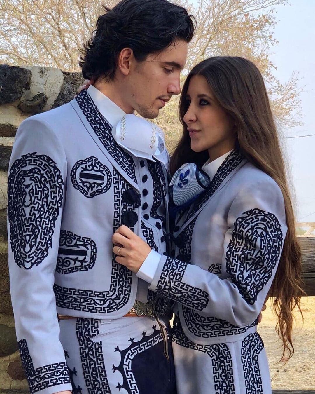 En las últimas fotos que han compartido aparecen vestidos de la misma forma. Desde trajes charros hasta conjuntos de mezclilla.