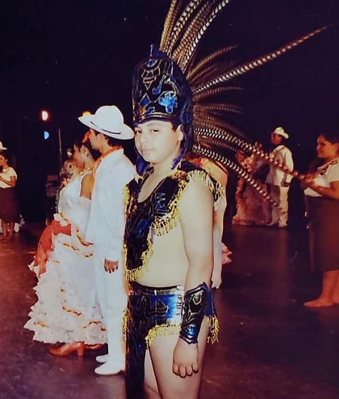 "Feliz día internacional de la danza. Esta foto fue en mi primer bailable era un tronco para bailar, pero me rajaba pura madre. No se rían micho. PD: tenía 14 años", escribió Eduin Caz, líder de Grupo Firme
