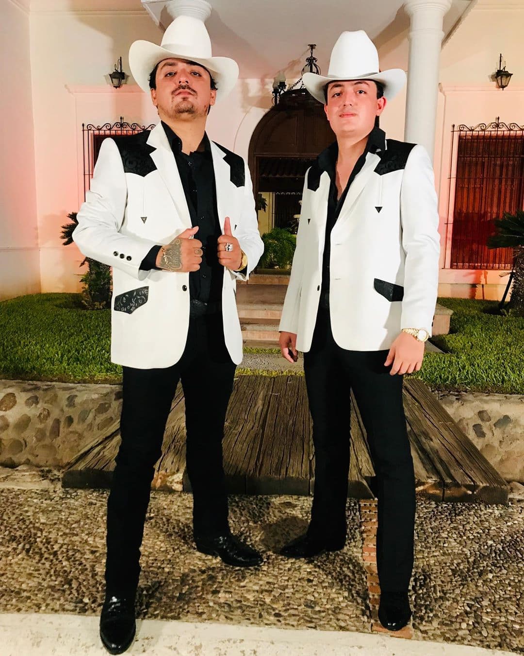 Poncho e Imanol Quezada, acompañados por por Armando Hernández (bajo) y Kevin Montemayor (bateria) conforman Los Dos Carnales.