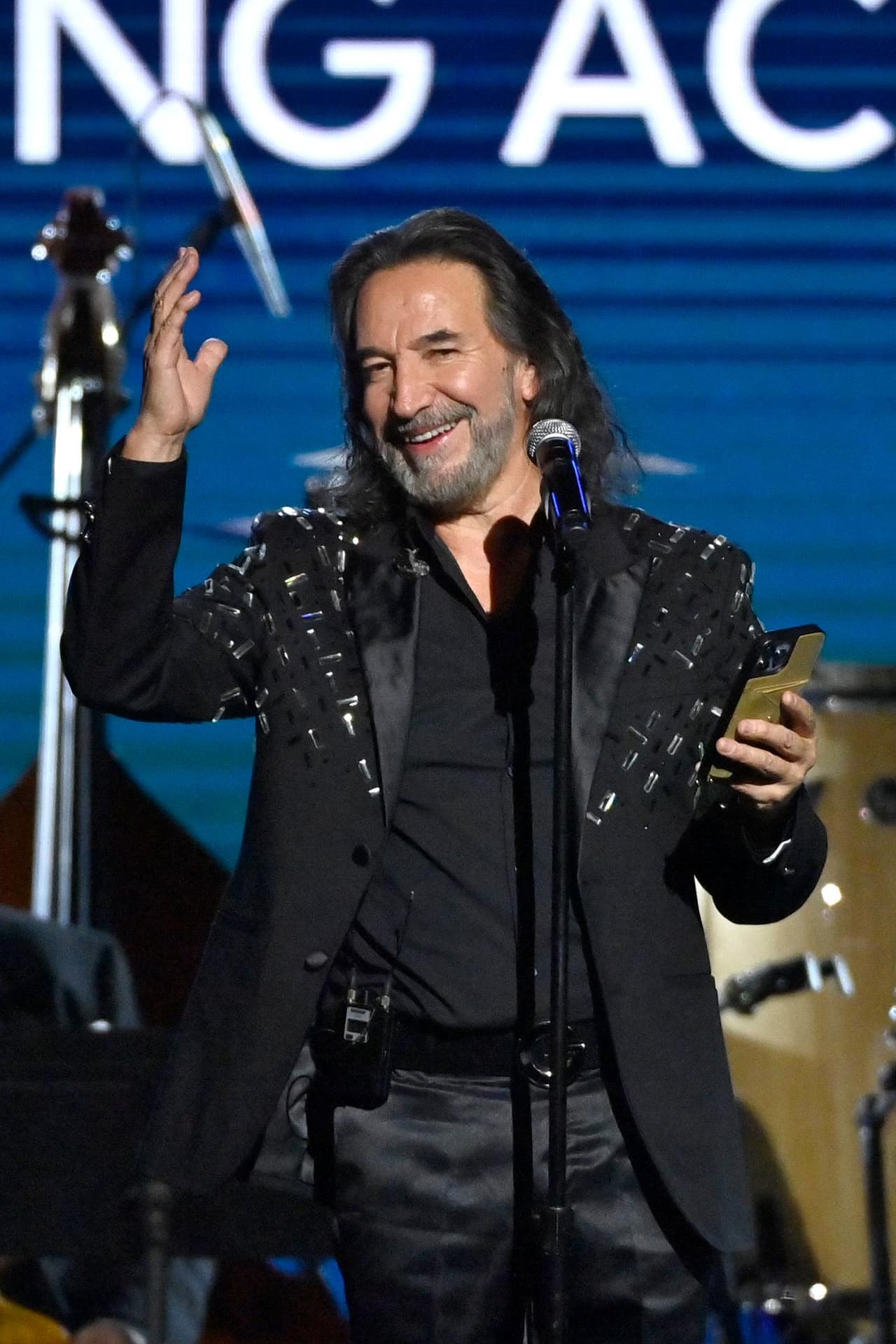 Marco Antonio Solís es reconocida "persona del año" en los Latin Grammy.