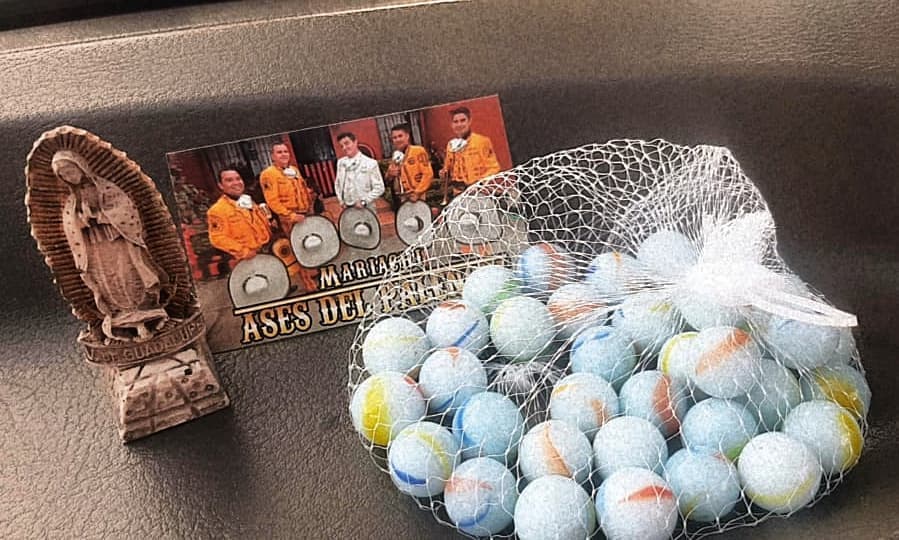 Un pequeño de Colombia pagó una serenata para su mamá con sus canicas y 5 pesos