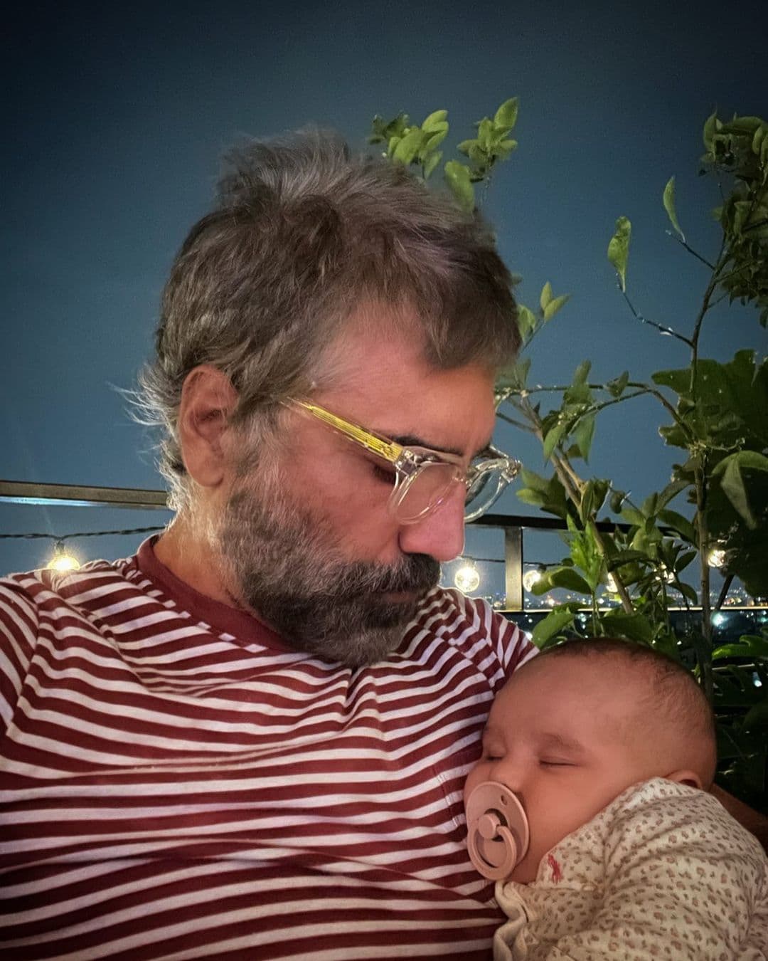 En 2021, Fernández se convirtió en abuelo por primera vez. Su nieta Cayetana, hija de Camila Fernández, ha conquistado el corazón del cantante.
