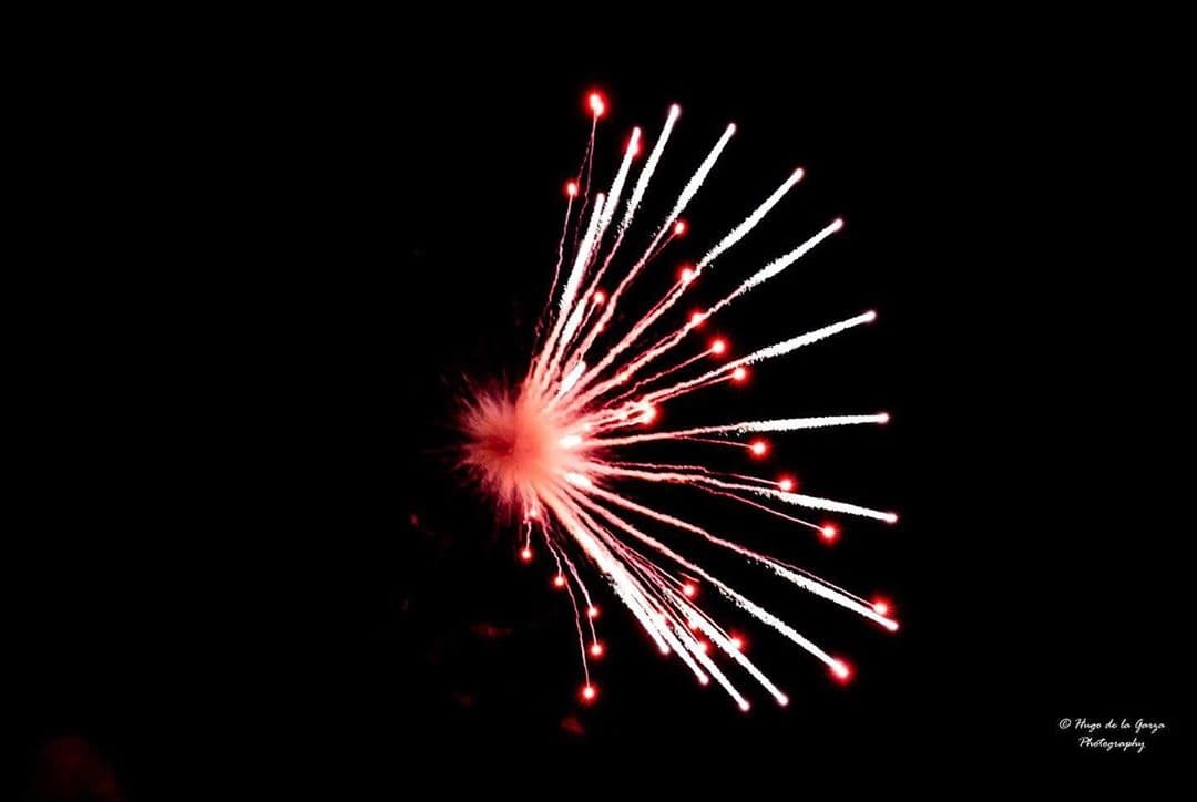 El cantante no se guardó nada para la celebración, incluso hubo fuegos artificiales.