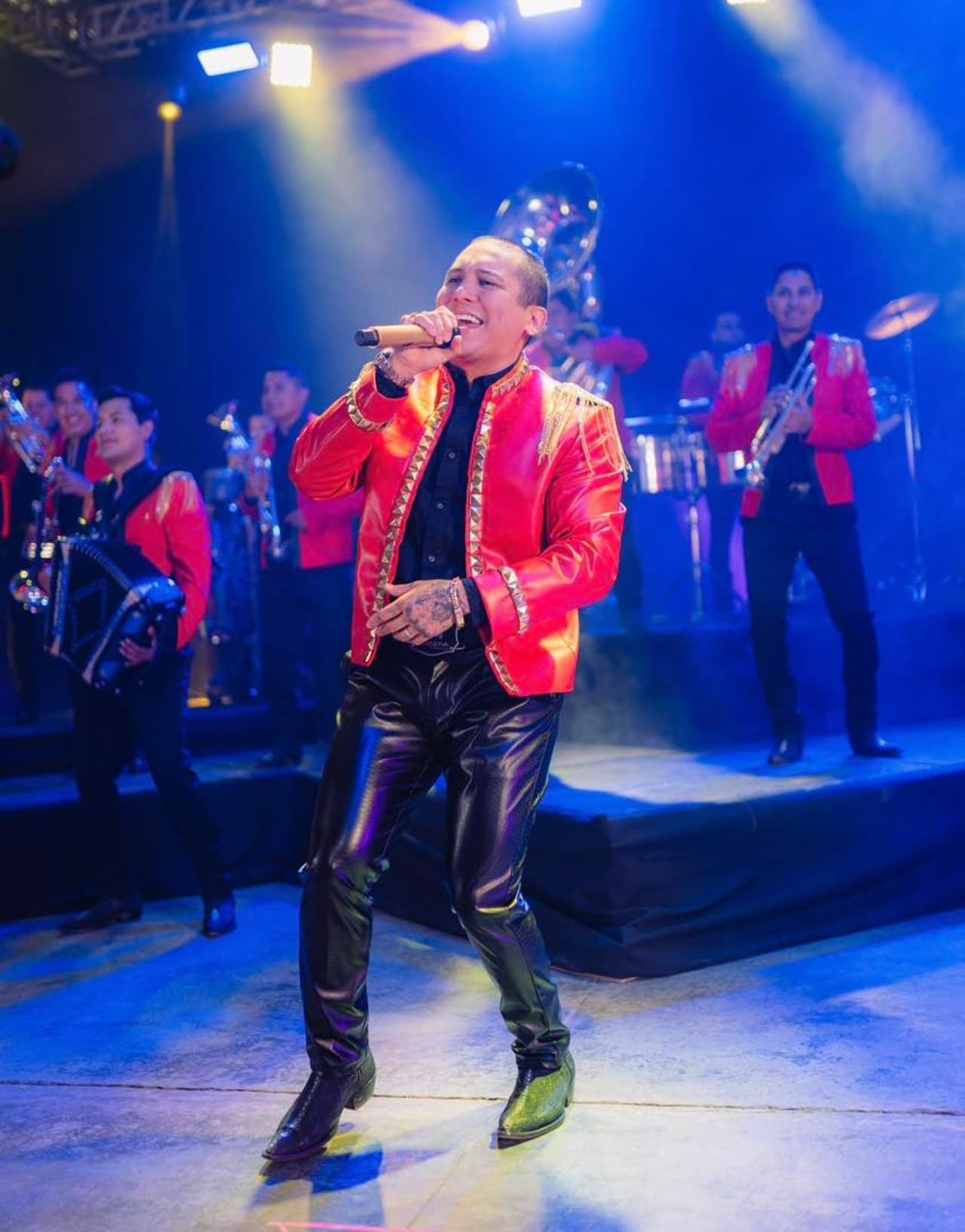 Edwin Luna generó opiniones dividadas por quitarse la camisa en concierto de LaTtrakalosa de Monterrey.