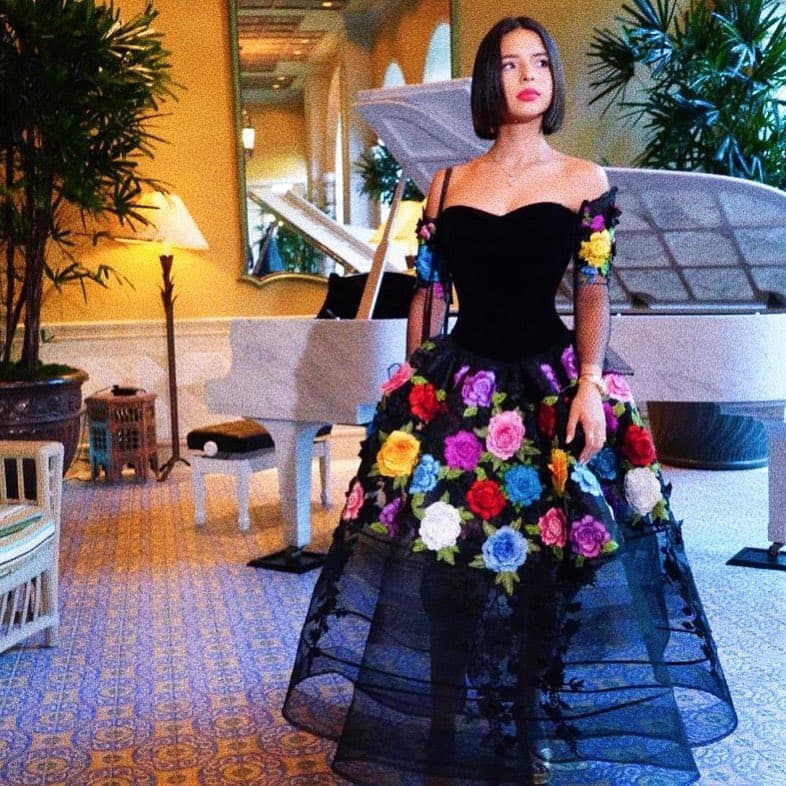 En los que se aprecian elementos tradicionales, como la muñeca de origen otomí que se ha convertido en un ícono del país.