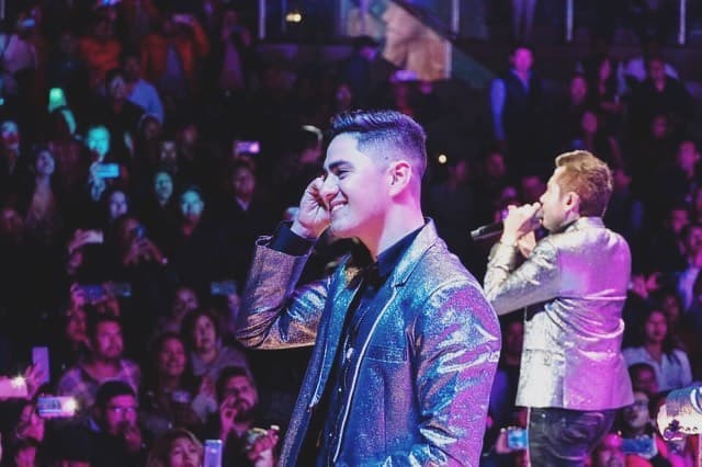 Corrales tuvo su debut oficial en Huixtla, Chiapas, el pasado febrero, donde acompañó a Memo Garza y a Isaac Salas en las voces.