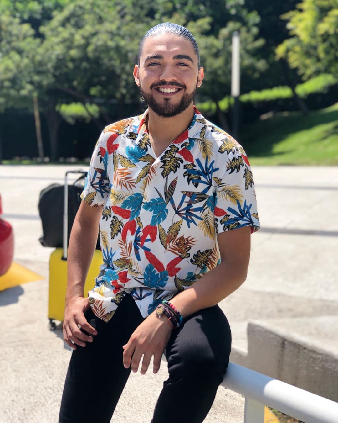 A los 16 años, Mora logró convertirse en el vocalista de Banda Cuisillos, donde solamente duró 1 año y posteriormente formó parte de La Más Soñada.