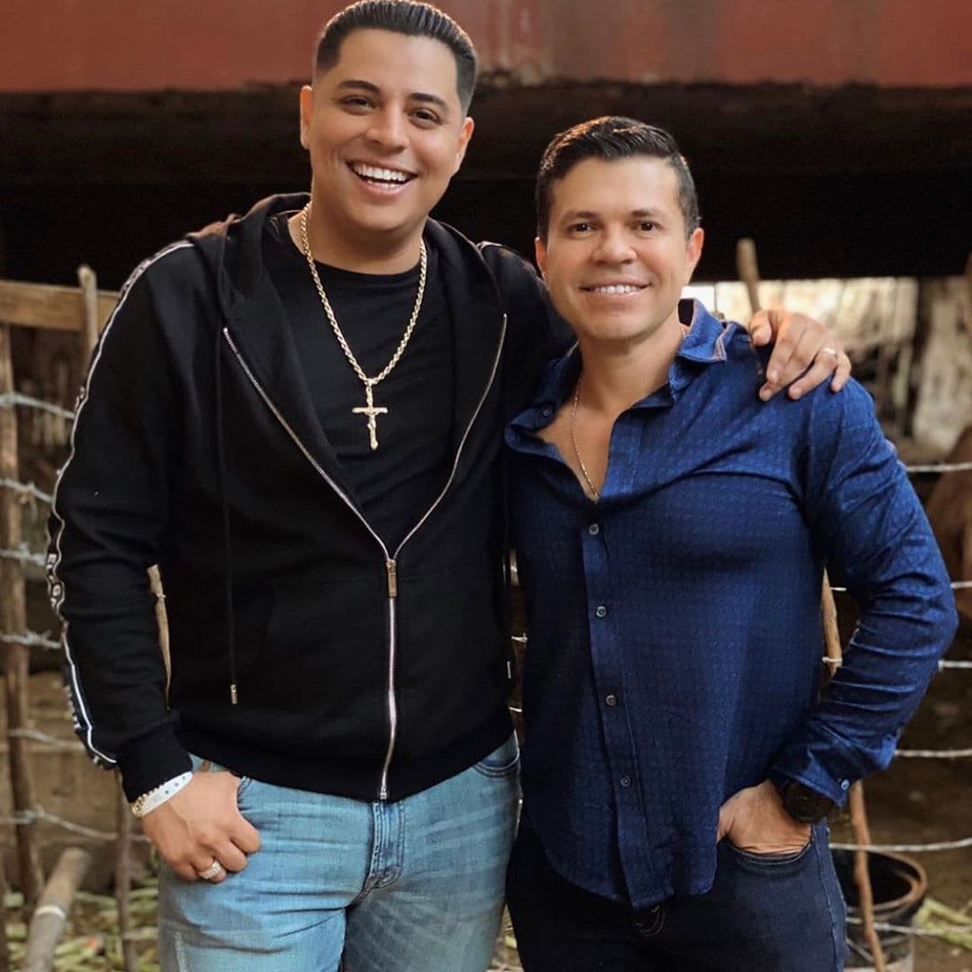 En la cuenta de Instagram de Grupo Firme hay una publicación en la que posan muy sonrientes Eduin Caz y Jorge Medina.