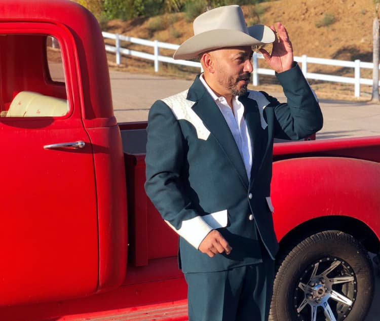 Lupillo Rivera comparte una 'story' de su nueva conquista
