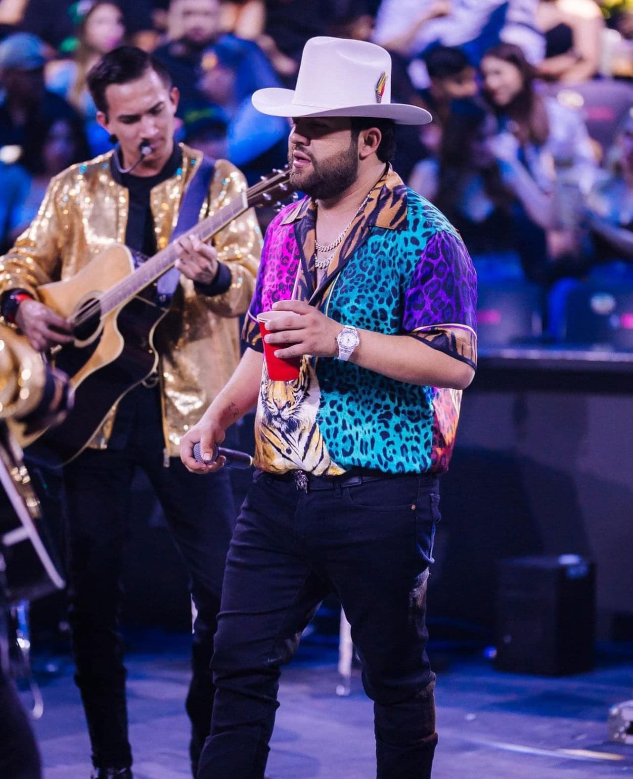 Luis R. Conriquez es criticado por "despreciar" un ramo de flores buchón que le dio un fan.