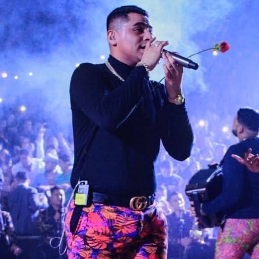 A través de sus redes sociales, el cantante compartió varias fotografías previas a su operación, donde lució muy tranquilo.