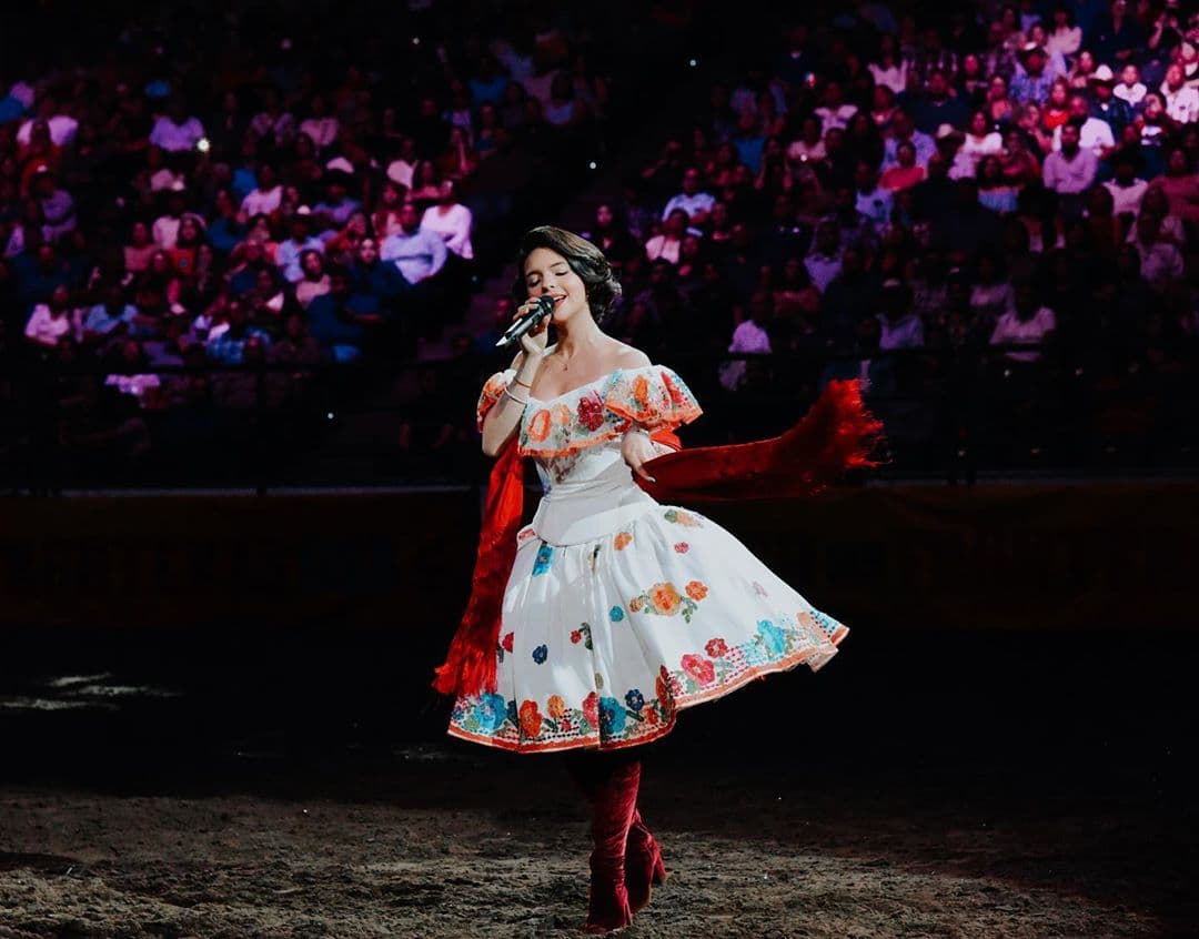 Además de representar musicalmente a México, Ángela busca llevar la cultura mexicana al mundo través de sus vestidos.