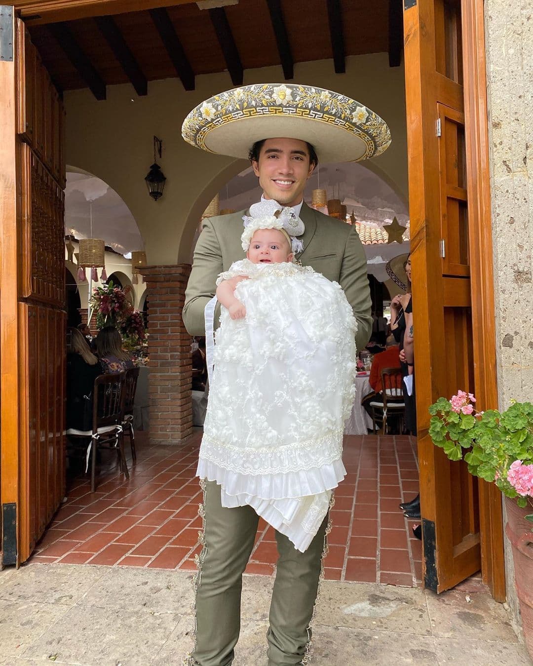 Ahora, el cantante compartió con sus seguidores que se convirtió en el padrino de su ahijada, Alicia, el pasado 8 de marzo.