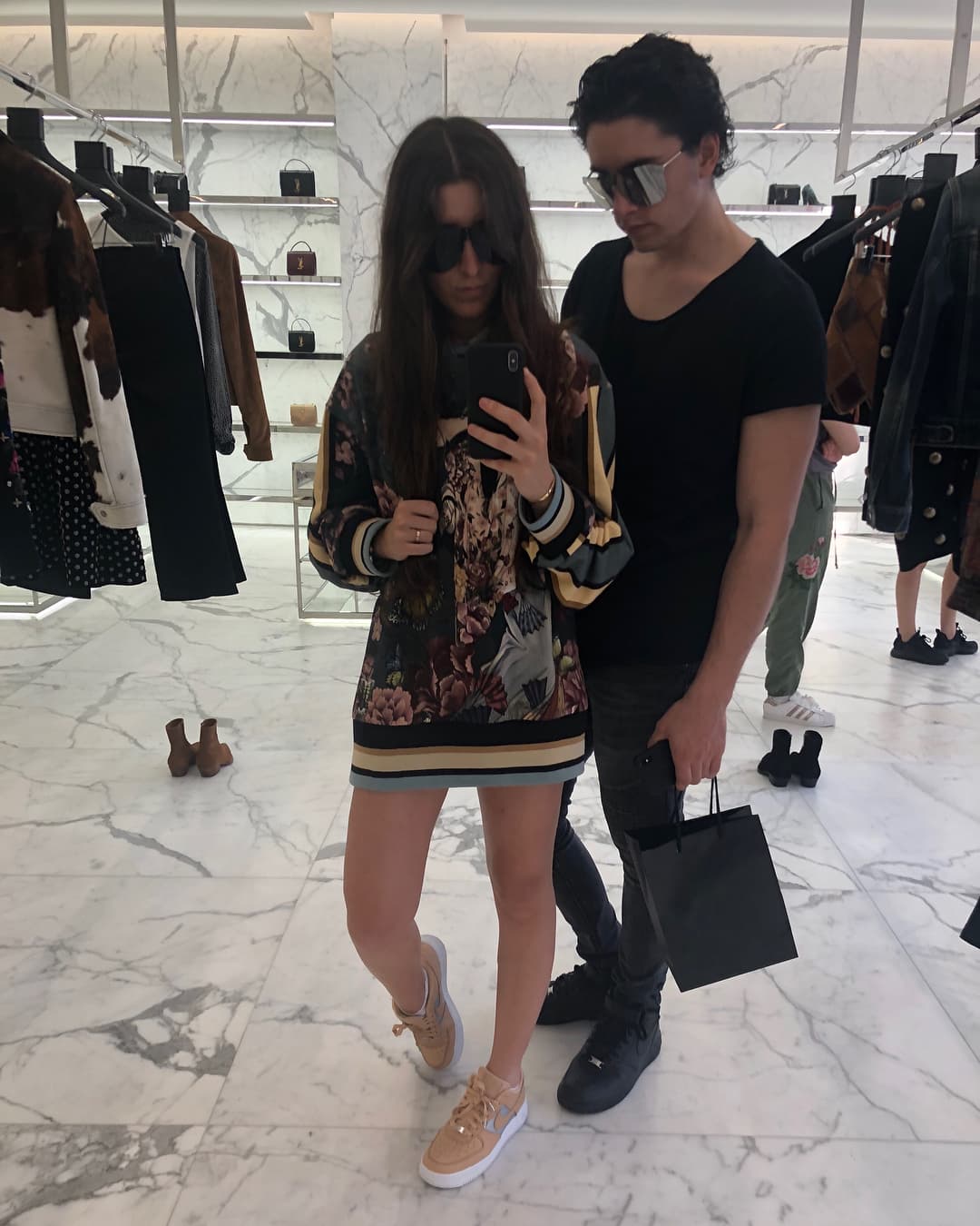 Durante este largo tiempo, el cantante y Alexia han compartido todas las cosas que disfrutan hacer en pareja, como ir de compras.