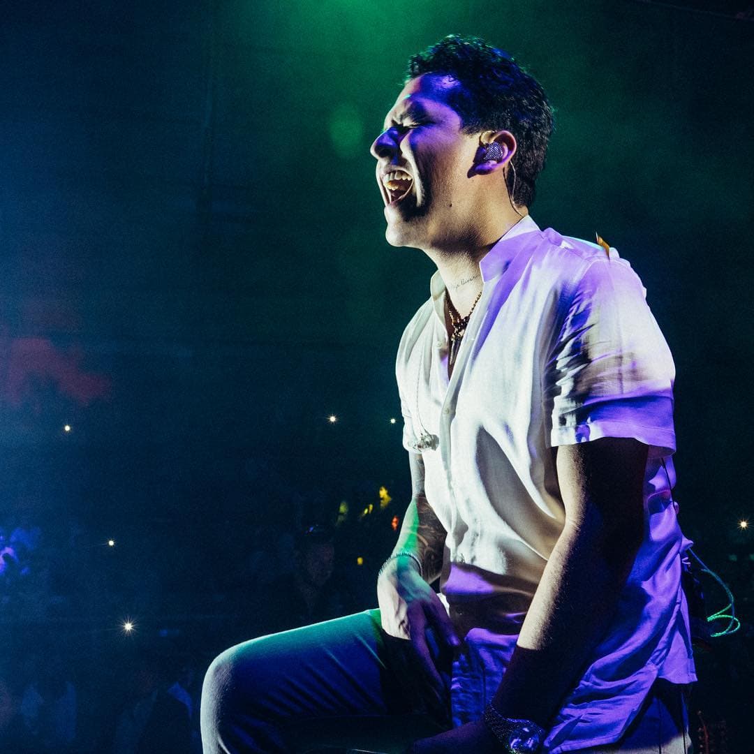 Hace unos días, Christian Nodal participó en un evento de la Fundación del Grammy Latino, en Dallas, Texas, donde compartió con jóvenes su conocimiento musical.