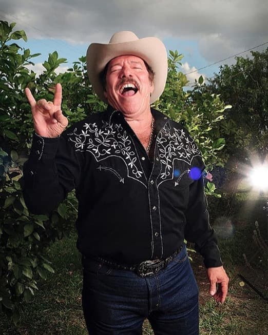 Lalo Mora es uno de los íconos dentro del regional mexicano tanto por su trayectoria con Los Invasores de Nuevo León como su faceta solista.