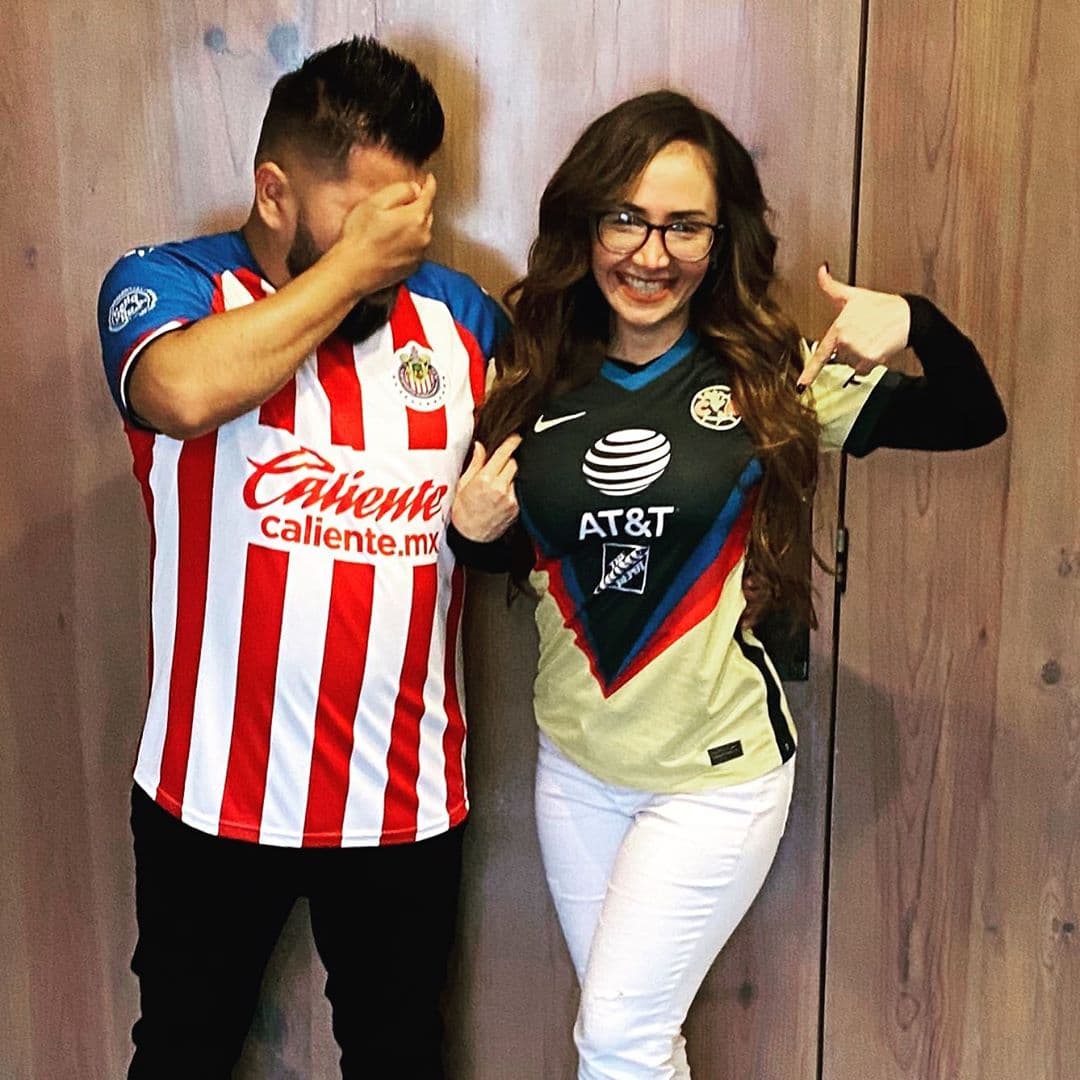 "En serio amor??? No importa, te acepto con errores y defectos y virtudes" así dedicó esta imagen en el pasado clásico del futbol mexicano.