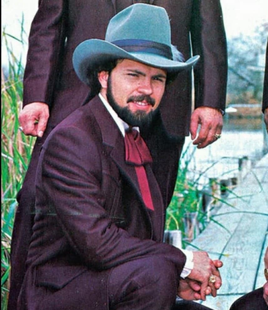 "De parte de toda la familia Ayala les pedimos de todo corazón que se unan a la cadena de oración para mi padre @joseluisayalabravo todos los días a las 7PM CST para su pronta recuperación ya que sigue en cuidados intensivos", leía una de las fotografías que compartió el hijo de quien fuera baterista de Los Bravos del Norte.