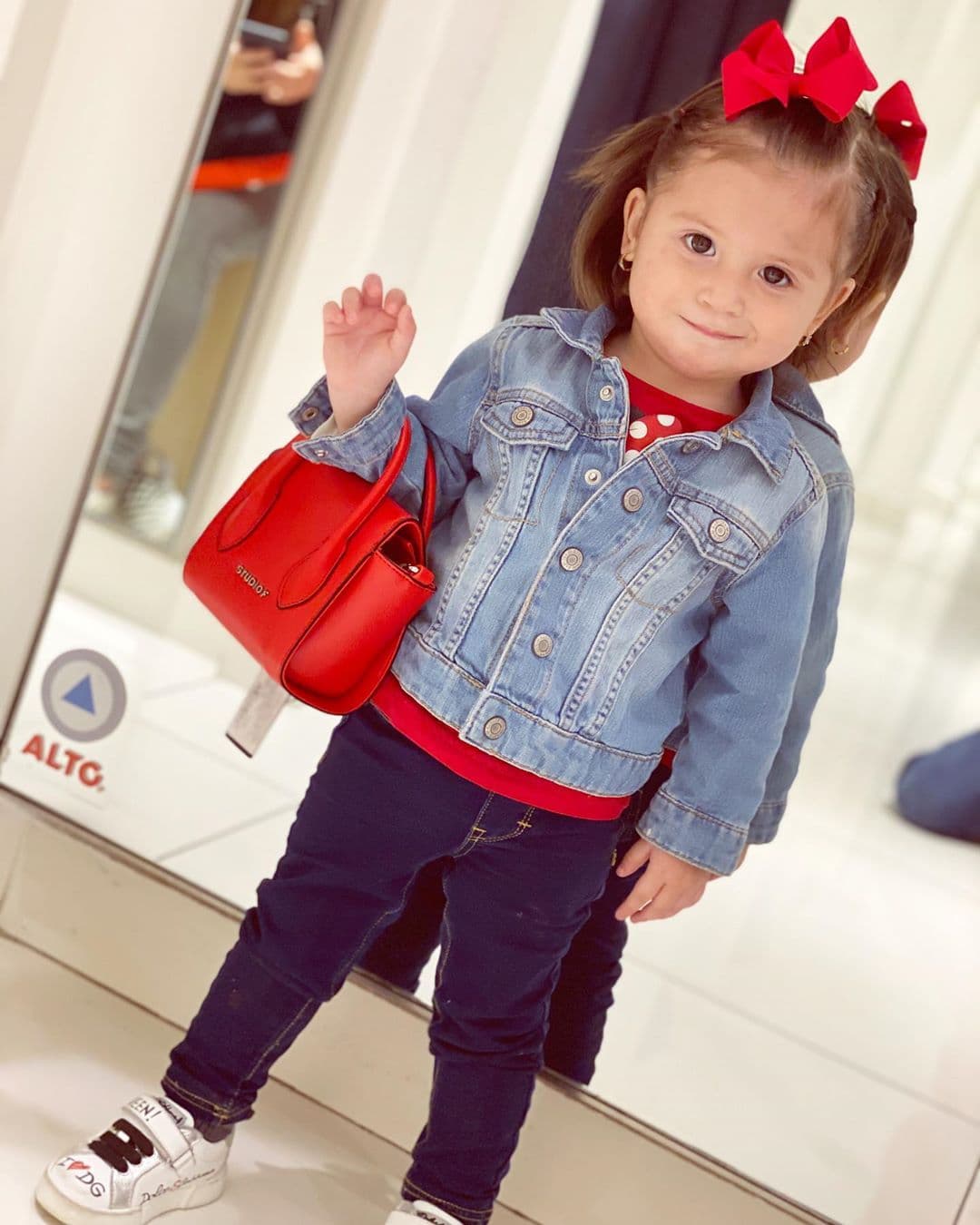 Hace unos días, Edwin Luna y su esposa Kimberly Flores llamaron la atención por celebrar con una lujosa fiesta el bautizo de su hija Gianna, quien gracias a las múltiples publicaciones de sus famosos padres y a su cuenta oficial de Instagram se ha vuelto una celebridad en redes sociales.