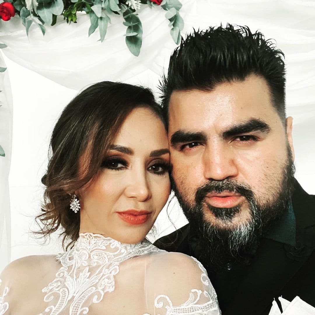 "Dios no se equivoca, hace años nos conocimos, caminábamos por dos rumbos distintos, hoy el señor unió nuestras vidas, de hoy en adelante viviremos una vida distinta y juntos los dos construyamos un matrimonio ejemplar con la voluntad de DIOS. Envejecer a tu lado es mi gran deseo, gracias amor por existir gracias por subirte a volar juntos", escribió el intérprete el día de su boda.