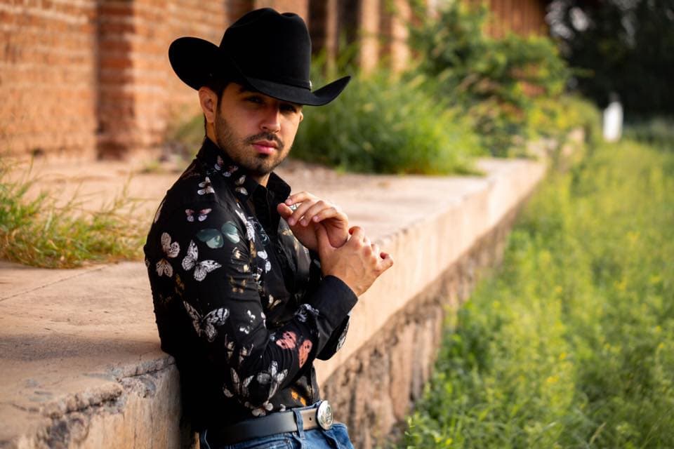 Con 29 años, Joss Favela es considerado uno de los cantautores y productores más influyentes de la música regional mexicana.