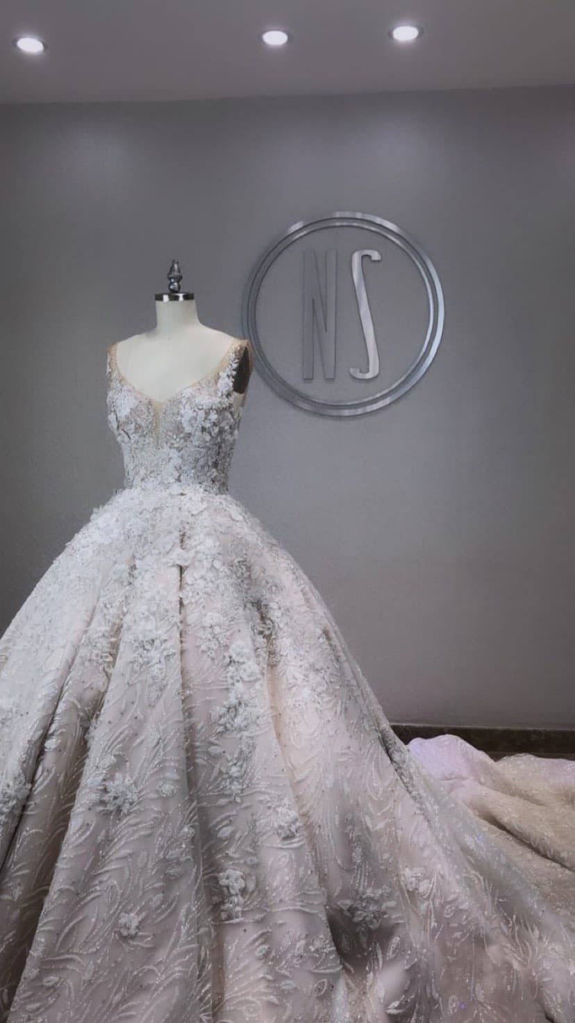 Kimberly, a quien Luna conoció en 2017, portó un vestido confeccionado por 12 mil cristales Swarovski y con un peso de 25 kilos