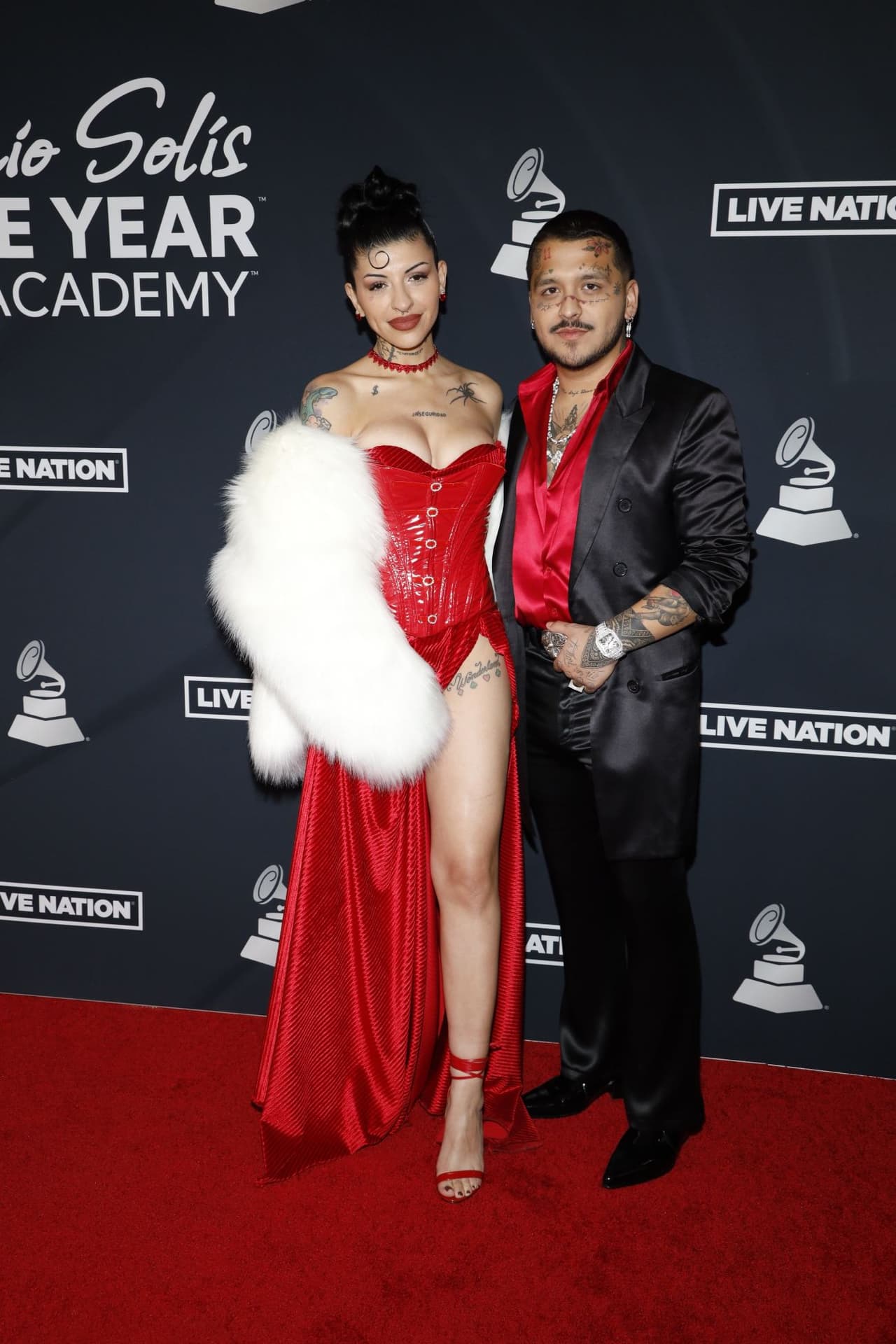Christian Nodal y Cazzu combinaron sus atuendos para la alfombra roja de la cena de la "Persona del Año" de los Latin Grammy 2022.
